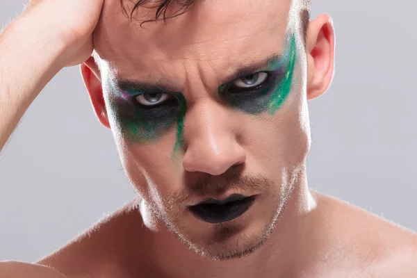 Příležitostné muž s make-up řeší vlasy — Stock fotografie