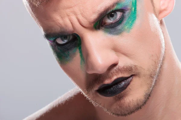 Příležitostné muž s make-upem se dívá na vás — Stock fotografie