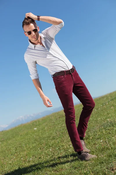 Casual uomo regola i capelli all'aperto — Foto Stock