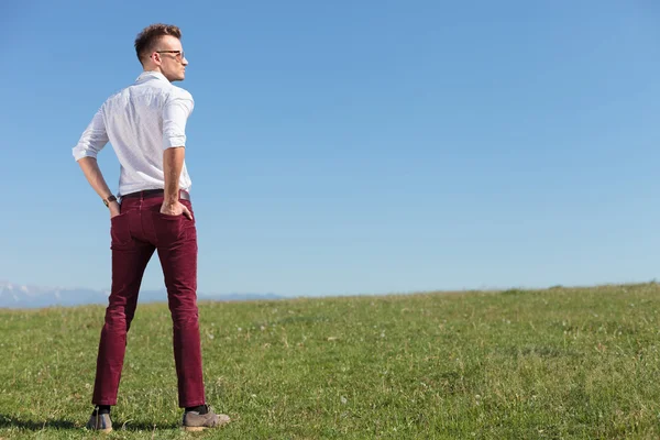 Homem casual ao ar livre com as costas para você — Fotografia de Stock