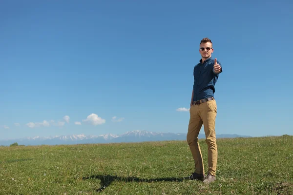 Outdoor casual man shows thums up — Stock Photo, Image