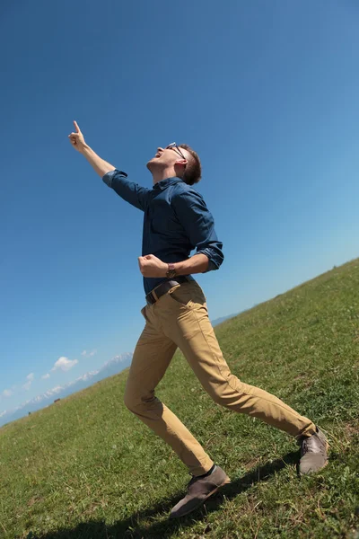 屋外のカジュアルな男の歓声と上向きのポイント — ストック写真