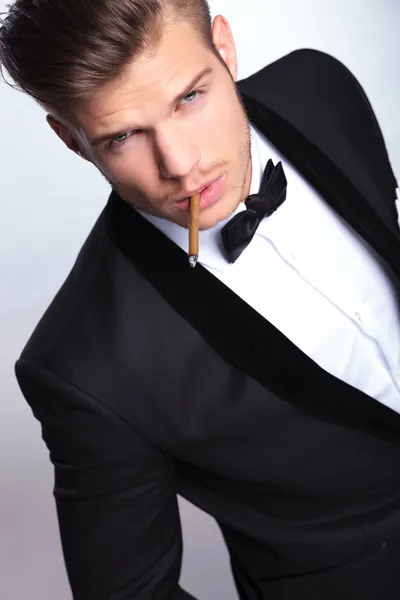 Affärsman med cigarr i munnen — Stockfoto