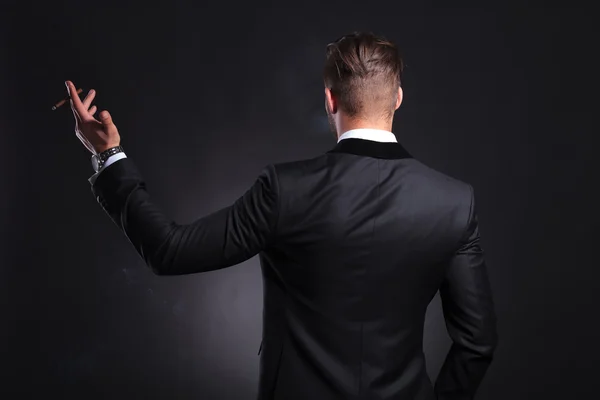 ビジネスの男性と葉巻の背面図 — ストック写真