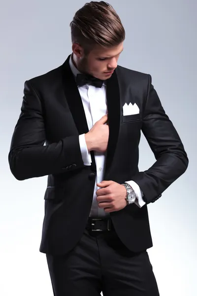 Business man adjusting suit — Stock Photo, Image