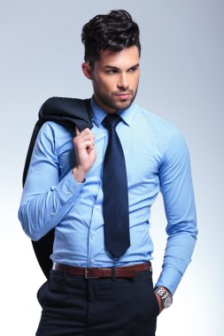 iş adamı ceketini omzuna tutar.