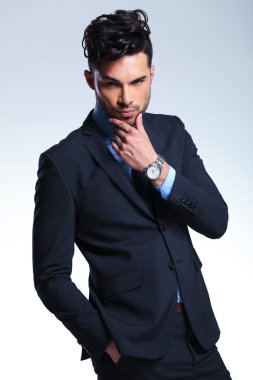 iş adamı ikindilerde bakıyor