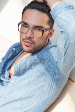 casual adam saç sabitleme closeup