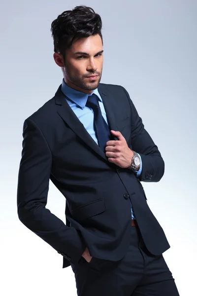 Homem de negócios com a mão sobre jaqueta terno — Fotografia de Stock