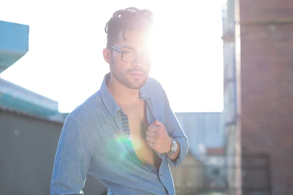 Homem casual na frente do sol brilhante — Fotografia de Stock