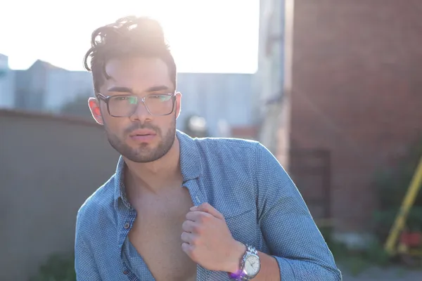 Hombre casual sostiene una mano en su camisa abierta —  Fotos de Stock