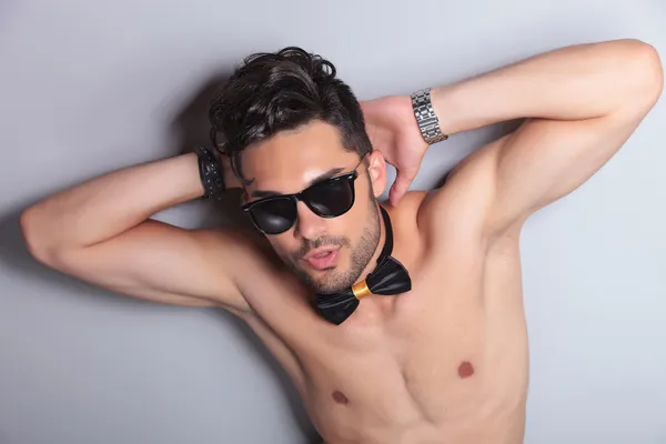 Topless young man posing with hands behind head — Stock Photo, Image