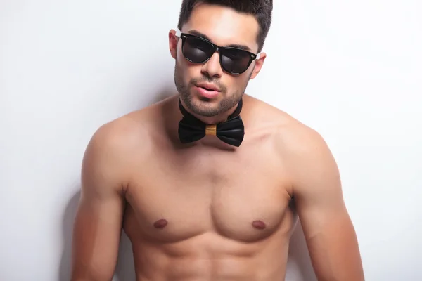 Topless ung man ser på dig med solglasögon — Stockfoto