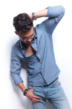 casual adam eliyle başının arkasında poz