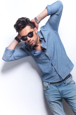 Casual adam ellerini başının arkasında ile poz veriyor