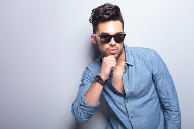 Casual adam çene üzerinde el ile