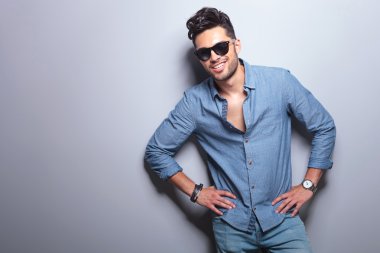 Casual adam ellerle kalça üzerinde duruyor.