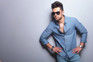 Casual adam ellerle kalça üzerinde duruyor.