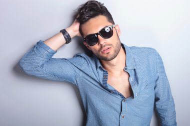 Casual adam eliyle saçlarını