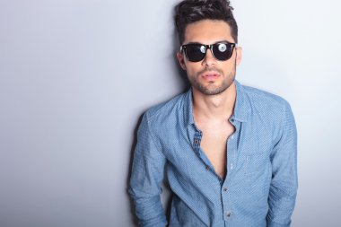 Casual adam dikey, güneş gözlüğü