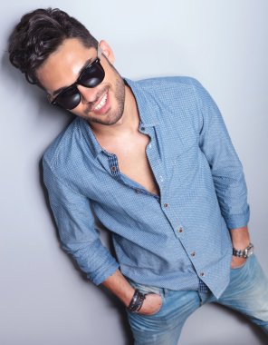 sıradan adamın elleri ceplerinde Üstten Görünüm