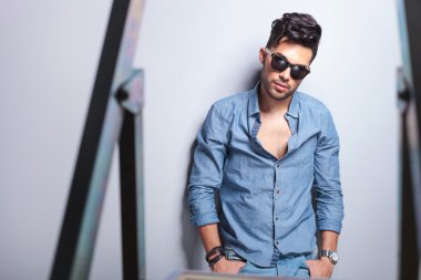 Casual adam başparmak ceplerinde tutar.