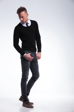 Casual adam ceplerinde başparmak görünüyor