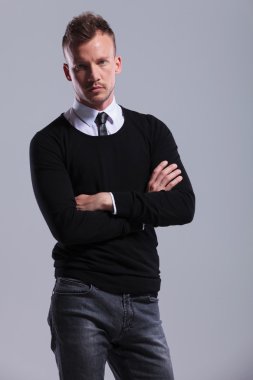 Casual adam geçti ellerini tutar
