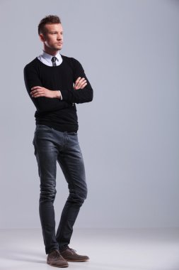Casual adam katlanmış ellerle anlamına gelir.