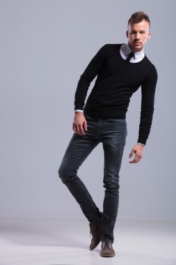 casual adam bir tarafında yaslanmış