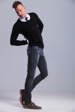 Casual adam bükülmüş vücut ile