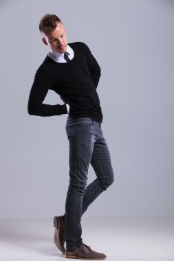 Casual adam ellerini onun geri tutar.