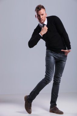 Casual adam kravatını ayarlar