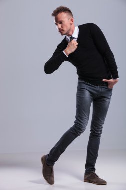 çarpık casual adam kravatını düzeltir