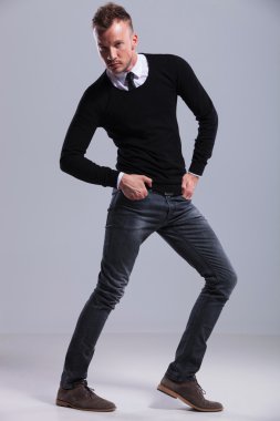 Casual adam elleri ceplerinde ile poz veriyor