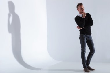 dalgın casual adam uzakta görünüyor