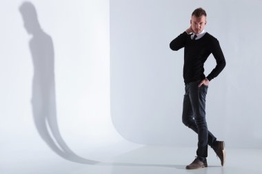 Casual adam eliyle başının arkasında