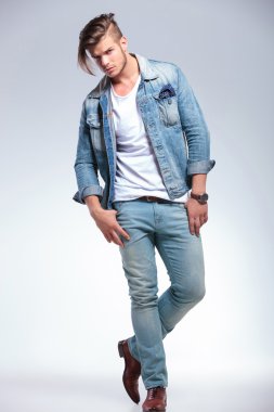 ceplerinde başparmak ile sevimli genç adam