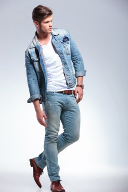 sevimli genç adam uzakta görünüyor