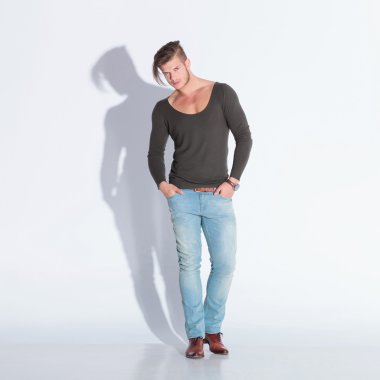 Casual adam elleri ceplerinde kameraya bakar