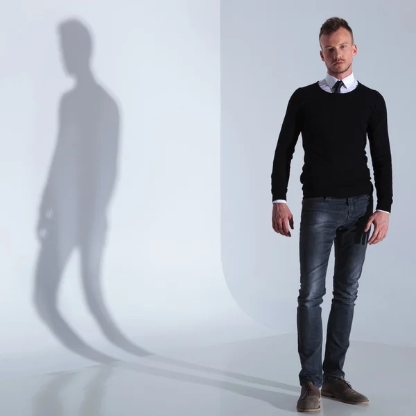 Casual man posing on gray — Stock Photo, Image