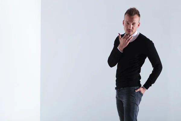 Casual man scratches his beard — Stock Photo, Image