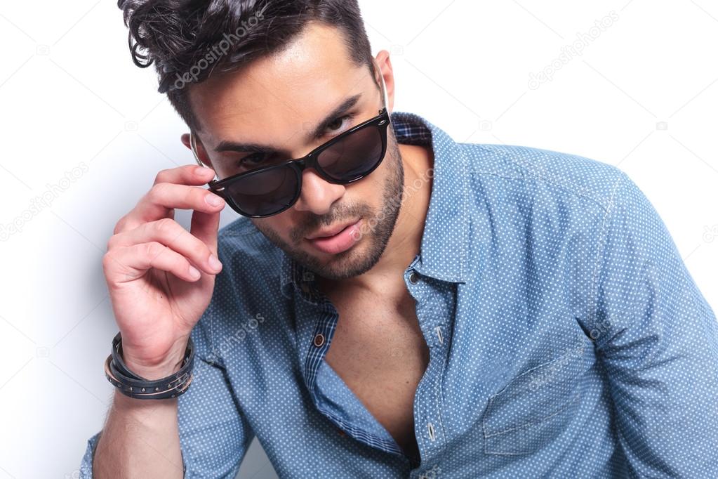 Serious casual man takes down his sunglasses — Stock Photo