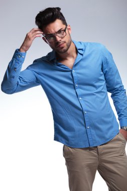 Casual adam başını çizikler