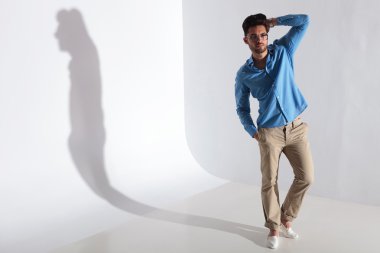 Casual adam eliyle başının arkasında