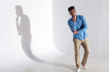 Studio dalgın casual adam