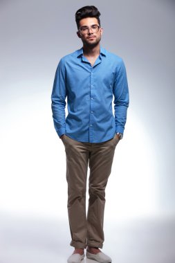 Elleri ceplerinde Casual adam