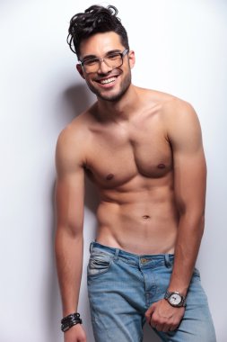 topless jonge man houdt zijn kruis