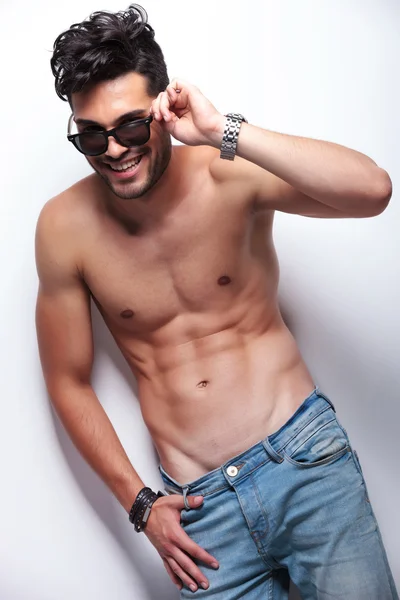 Topless ung man håller sin solglasögon — Stockfoto