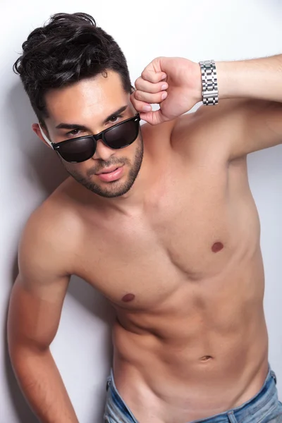 Topless young man takes off his sunglasses — Stock Photo, Image